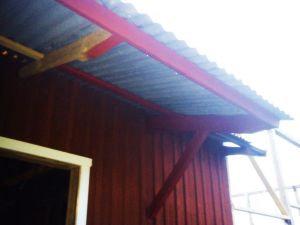 Börjat måla takets trädetaljer