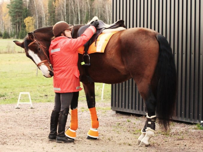 alice.jag.innan.ridning.orange.matchning