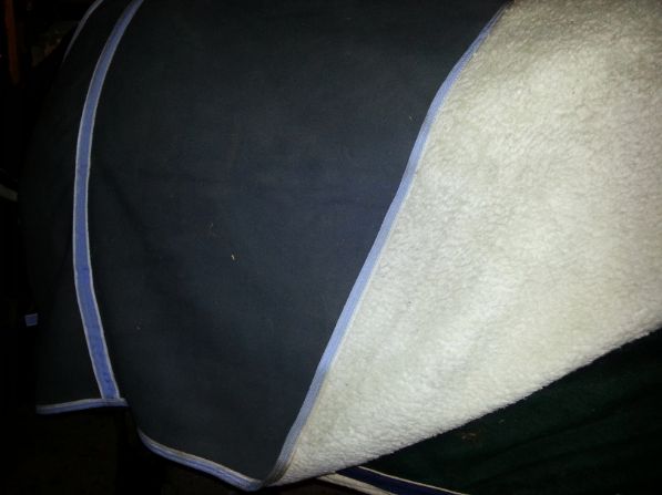 Kraftigt fleecetäcke med teddyinsida